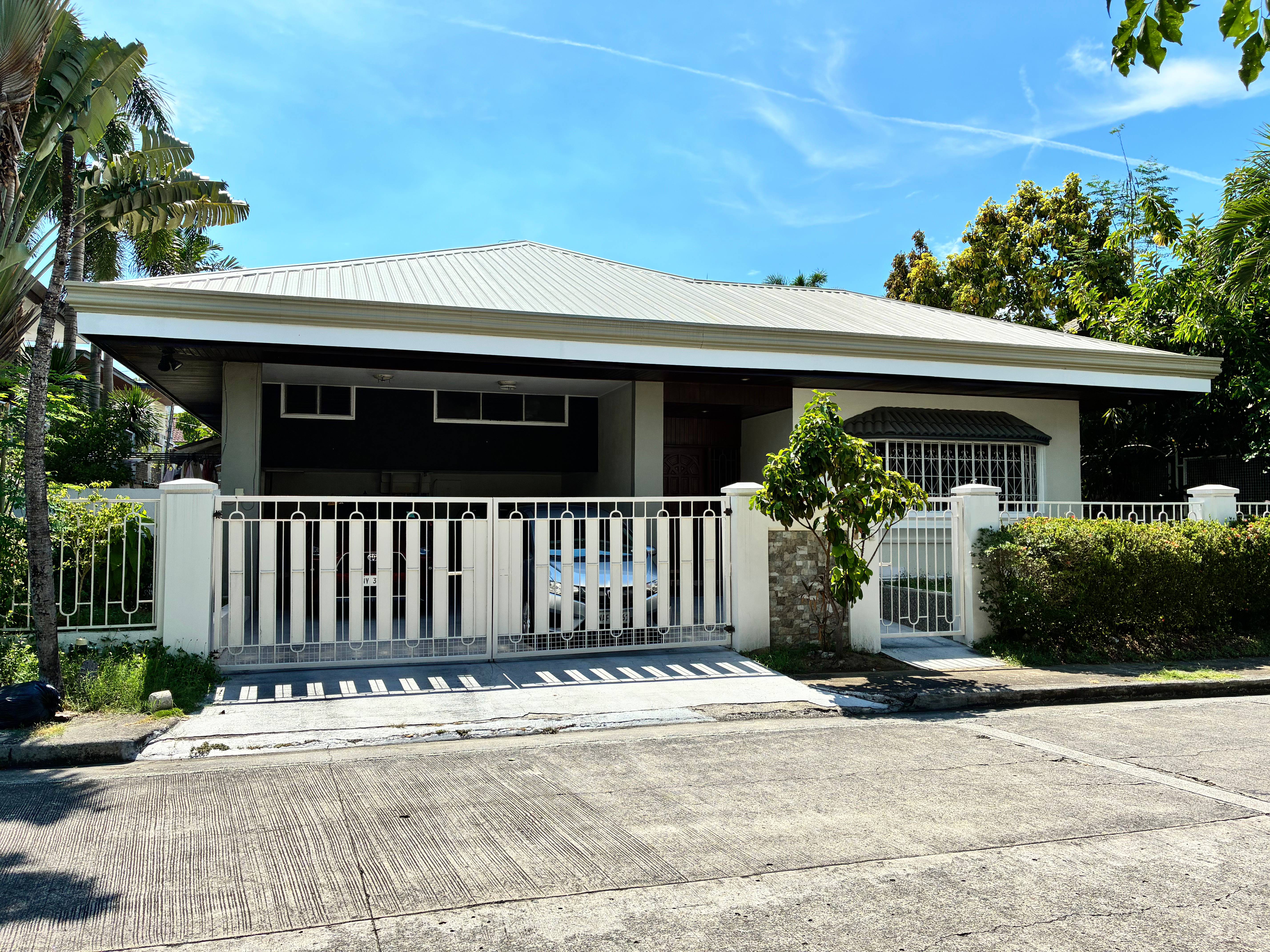 Inner House and Lot Near Gate in Ayala Alabang Village