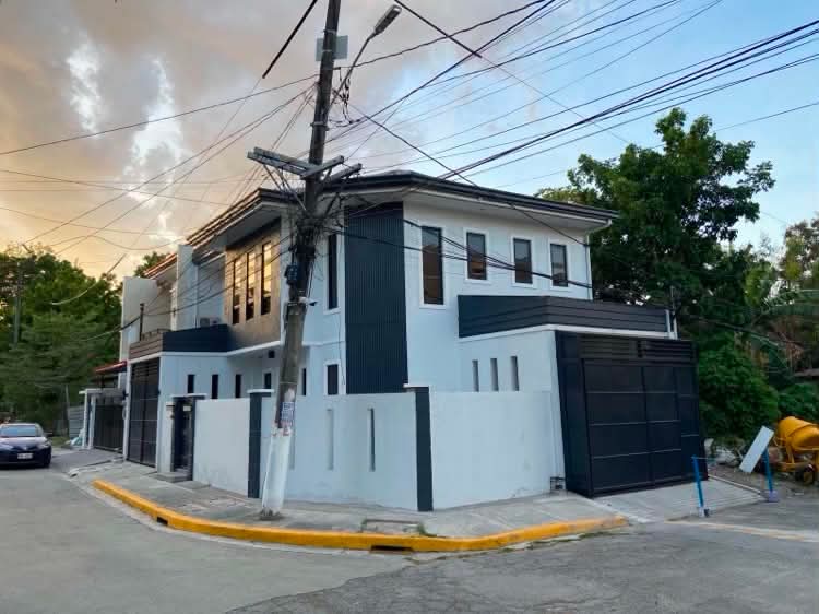5br 2-storey house and lot at Manila Doctors Village, Las Pinas