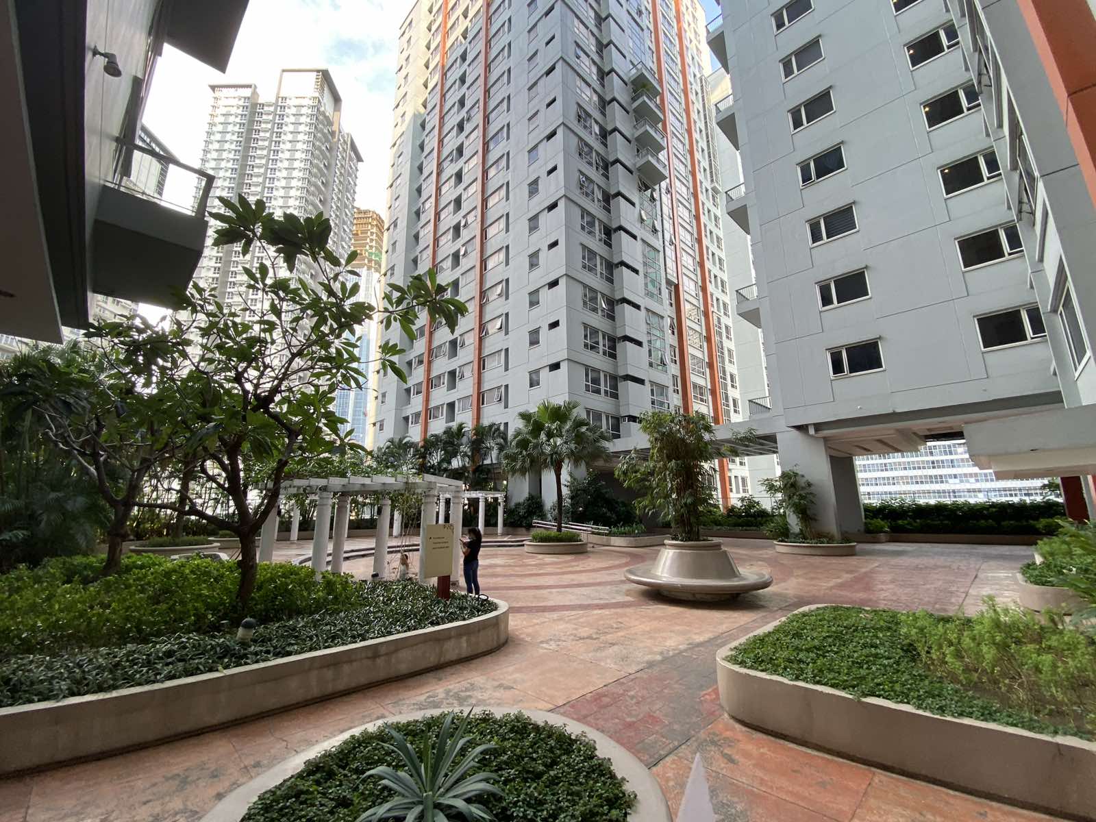 49 SQM, 1 BR UNIT AT THE COLUMNS, MAKATI