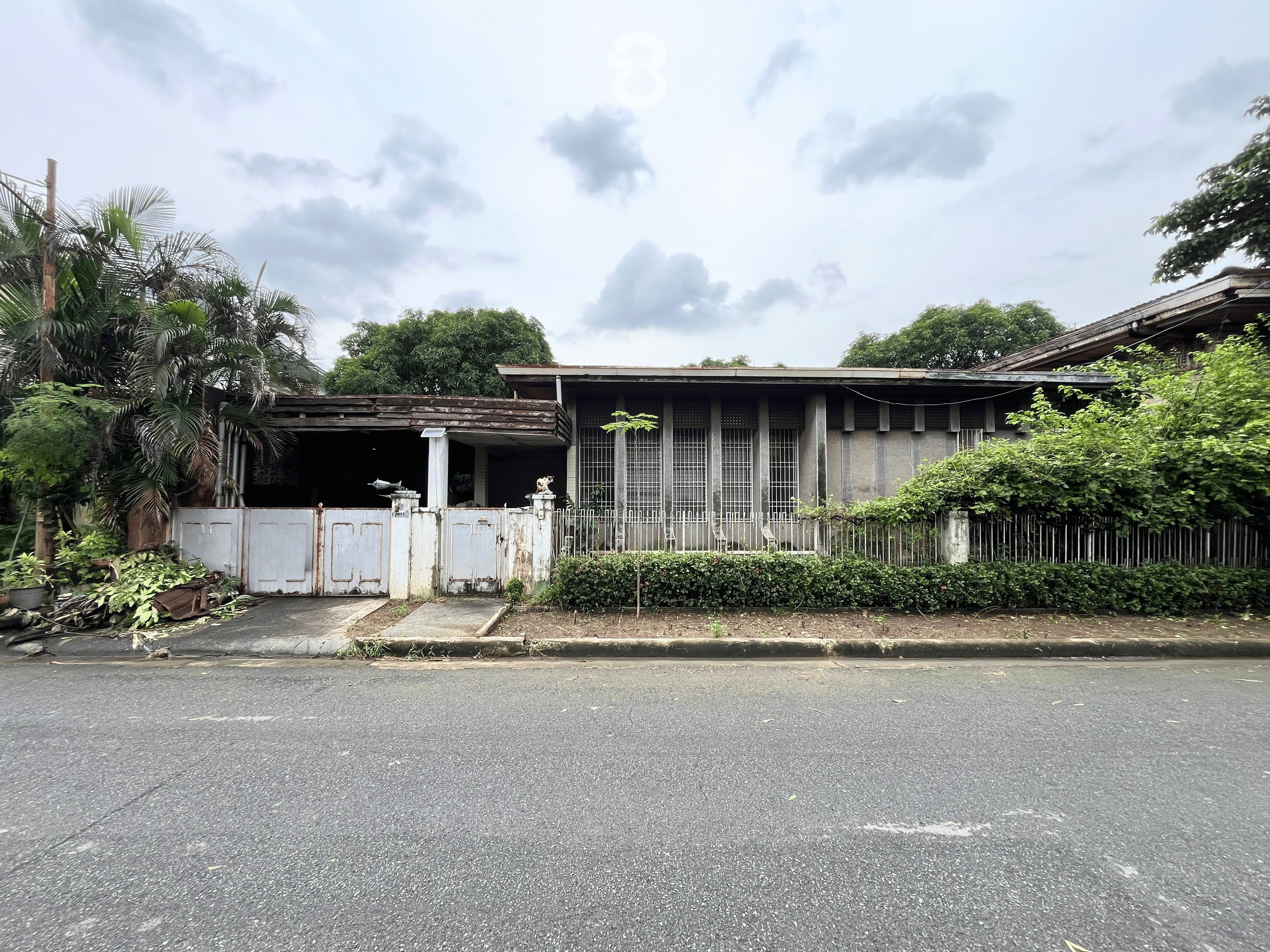 Old House priced below zonal value for sale in Merville Park, Paranaque City