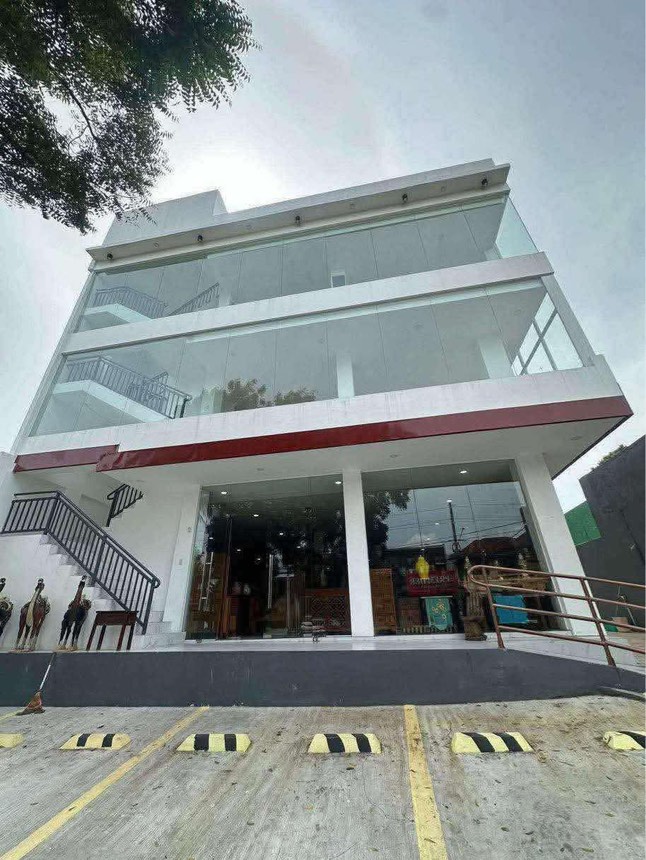 L&R Building