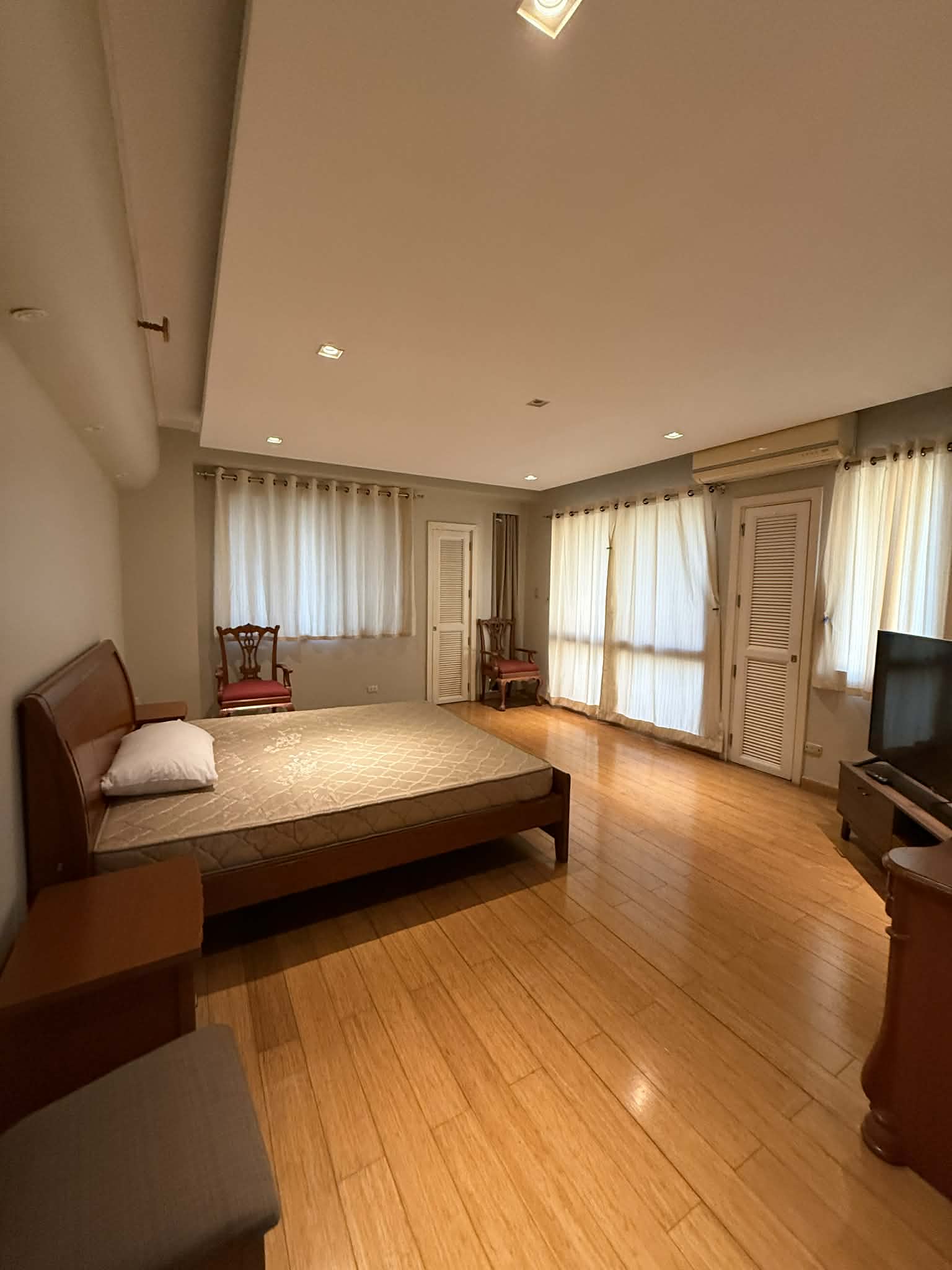 Alexandra condo for lease